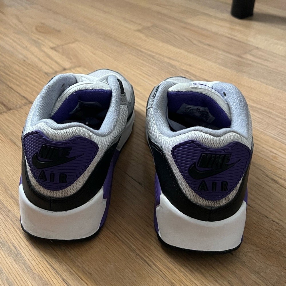 Women’s Air Max 90 Hyper Grape - Picture 4 of 5
